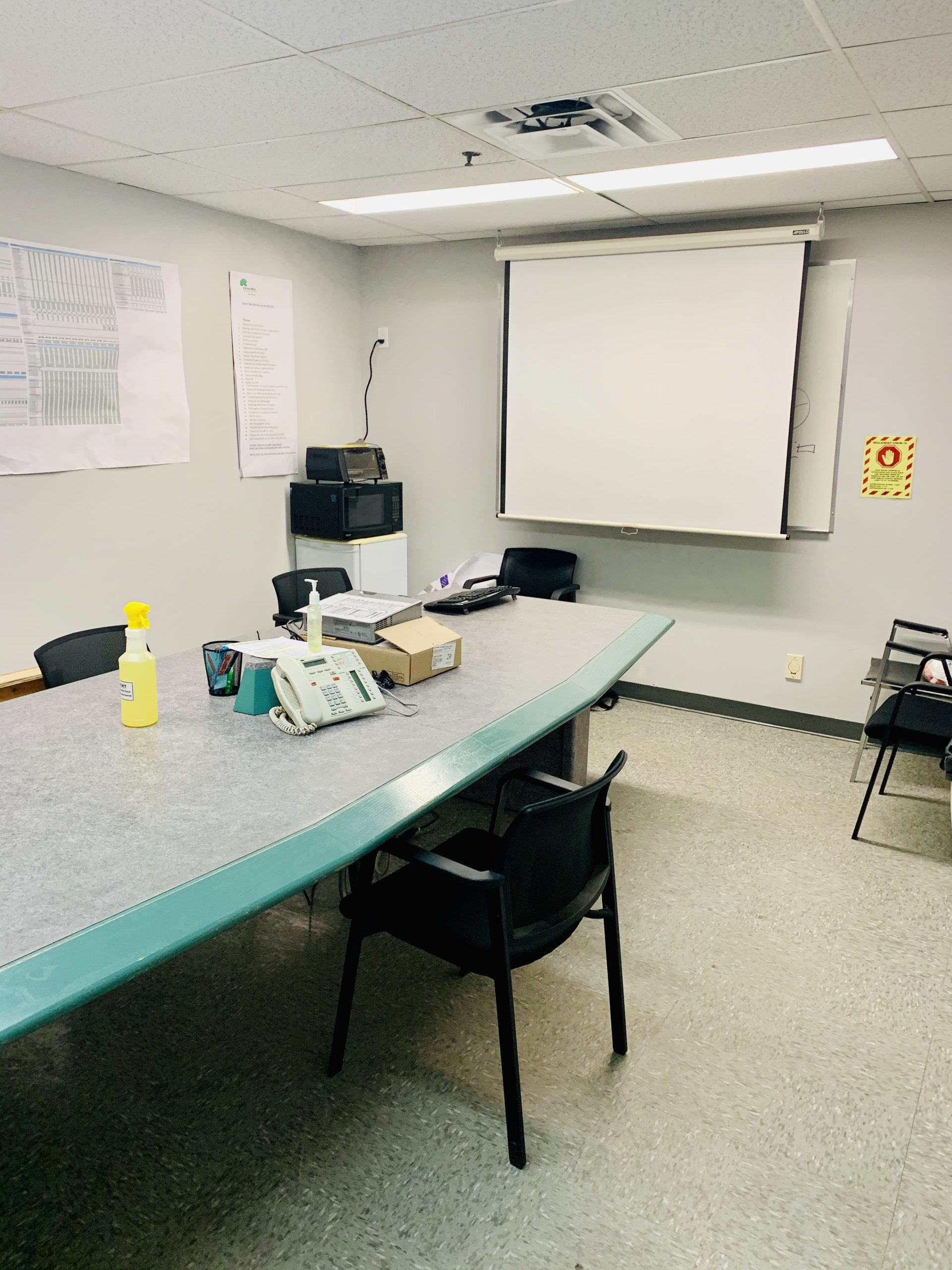 Salle de conférences où ont lieu les réunions internes.